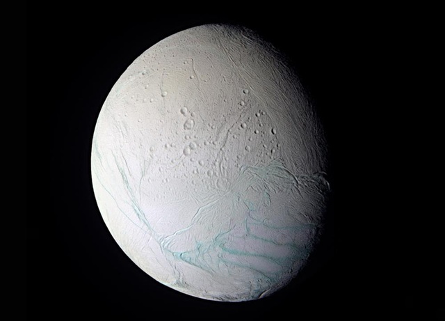 Mặt trăng bí ẩn của Sao Thổ xuất hiện lớp băng mới chưa thể giải thích - Ảnh 2.