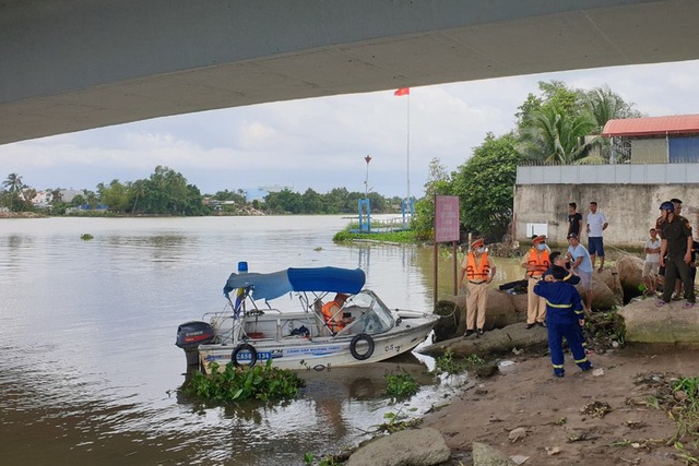 Nam thanh niên để lại xe máy trên cầu rồi nhảy xuống sông Sài Gòn mất tích - Ảnh 2.