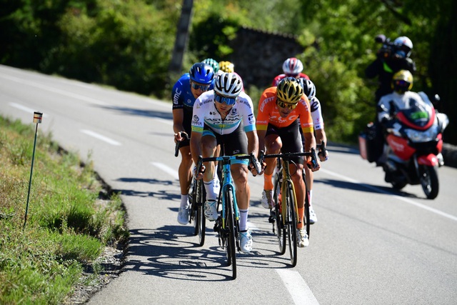 Tay đua Alexey Lutsenko về nhất chặng 6 Tour de France - Ảnh 1.