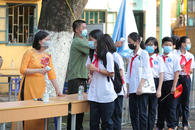 Hơn 2.000 giáo viên, học sinh Trường THCS Nguyễn Trường Tộ, Hà Nội khai giảng năm học mới - Ảnh 1.