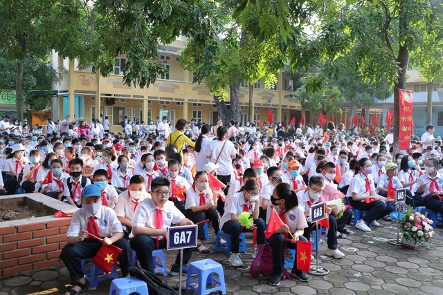 Hơn 2.000 giáo viên, học sinh Trường THCS Nguyễn Trường Tộ, Hà Nội khai giảng năm học mới - Ảnh 3.