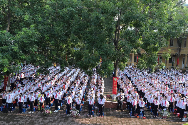 Hơn 2.000 giáo viên, học sinh Trường THCS Nguyễn Trường Tộ, Hà Nội khai giảng năm học mới - Ảnh 2.