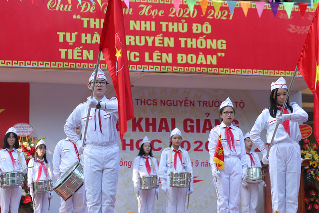 Hơn 2.000 giáo viên, học sinh Trường THCS Nguyễn Trường Tộ, Hà Nội khai giảng năm học mới - Ảnh 6.