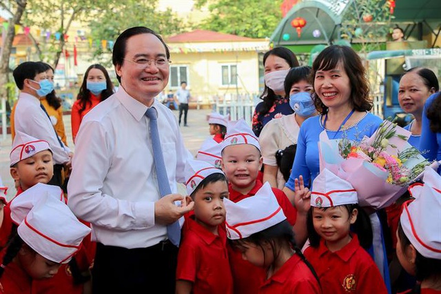 Bộ trưởng Phùng Xuân Nhạ nhắn nhủ học sinh giữ gìn sức khỏe, chăm ngoan, học giỏi - Ảnh 2.