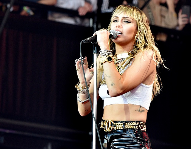 Miley Cyrus khẳng định hát tốt hơn sau thảm họa cháy nhà - Ảnh 1.