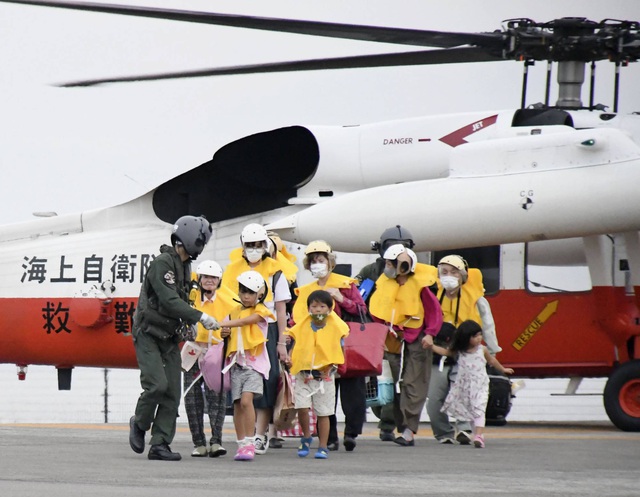 Nhật Bản sơ tán hàng chục nghìn dân, chuẩn bị đối phó với siêu bão Haishen - Ảnh 1.