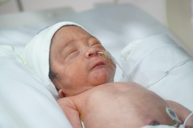 Hàng trăm em bé được “giải cứu” trong bụng mẹ nhờ kỹ thuật y học bào thai - Ảnh 2.