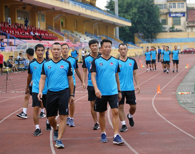 2 trợ lý trọng tài không vượt qua được bài kiểm tra thể lực trong đợt tập huấn giữa mùa giải - Ảnh 4.