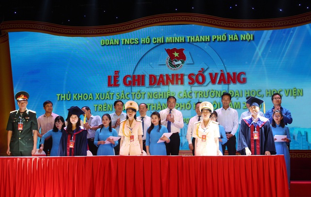 Hà Nội ghi danh sổ vàng 88 thủ khoa xuất sắc - Ảnh 1.