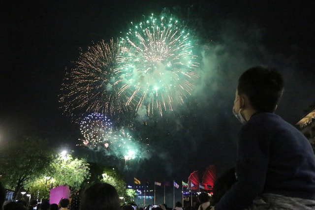 TP Hồ Chí Minh: Pháo hoa rực sáng chào đón năm mới 2021 - Ảnh 10.