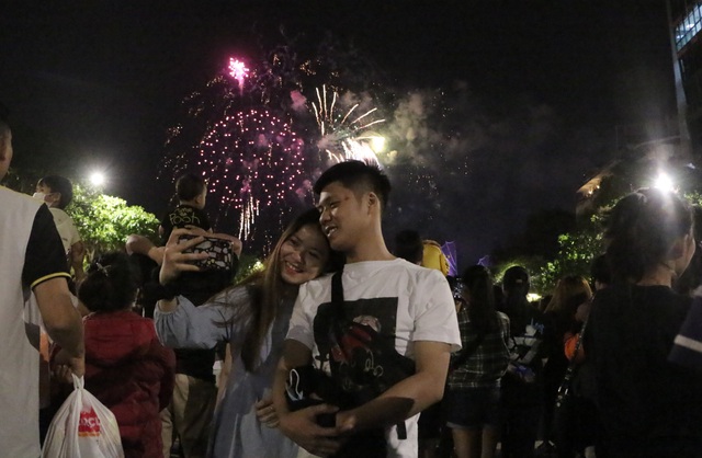 TP Hồ Chí Minh: Pháo hoa rực sáng chào đón năm mới 2021 - Ảnh 4.