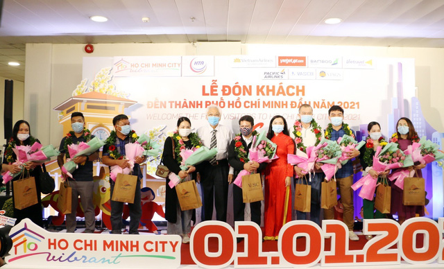 Hà Nội, TP Hồ Chí Minh chào đón những du khách đầu tiên năm 2021 - Ảnh 2.