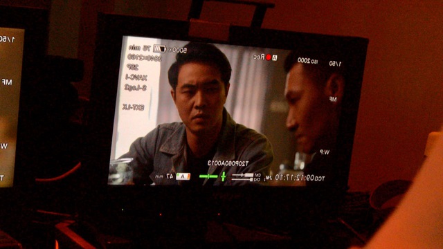 Ngắm vẻ điển trai của chồng MC Thùy Linh trong phim Hồ sơ cá sấu - Ảnh 5.