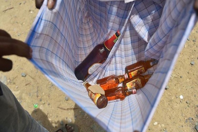 Ít nhất 11 người tử vong do uống rượu giả tại Ấn Độ - Ảnh 1.