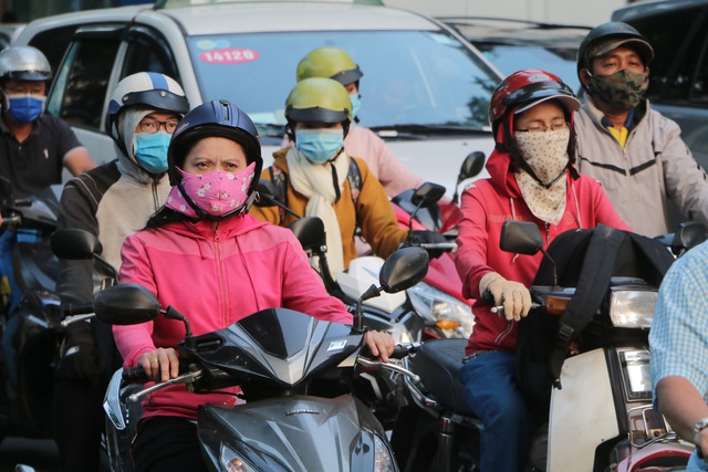 TP Hồ Chí Minh trở lạnh, nhiều người mặc áo ấm khi ra đường - Ảnh 7.