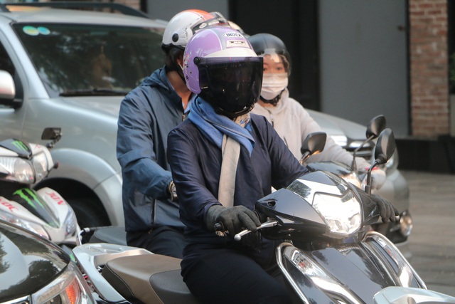 TP Hồ Chí Minh trở lạnh, nhiều người mặc áo ấm khi ra đường - Ảnh 2.
