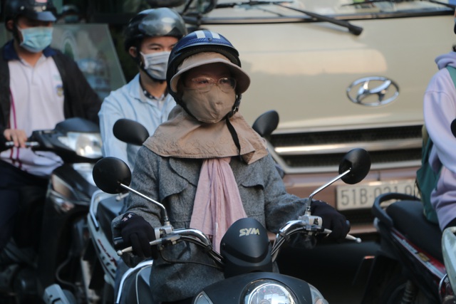 TP Hồ Chí Minh trở lạnh, nhiều người mặc áo ấm khi ra đường - Ảnh 4.