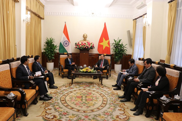 Đại sứ Ấn Độ tại Việt Nam trao quà ủng hộ các tỉnh miền Trung - Ảnh 3.