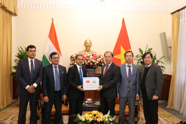 Đại sứ Ấn Độ tại Việt Nam trao quà ủng hộ các tỉnh miền Trung - Ảnh 1.