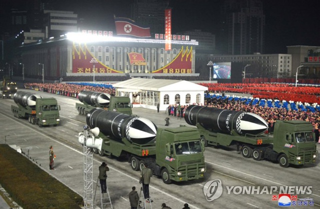 Triều Tiên trình làng nhiều vũ khí mới tại lễ duyệt binh mừng Đại hội Đảng - Ảnh 4.
