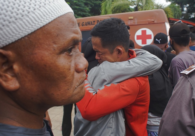 Indonesia chạy đua với thời gian để cứu hộ người bị mắc kẹt trong đống đổ nát sau động đất - Ảnh 1.
