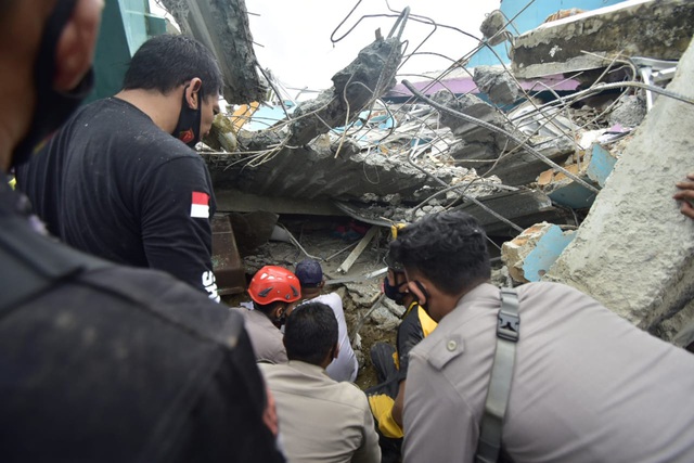 Động đất ở Indonesia: 73 người thiệt mạng, mưa lớn cản trở công tác tìm kiếm cứu nạn - Ảnh 2.