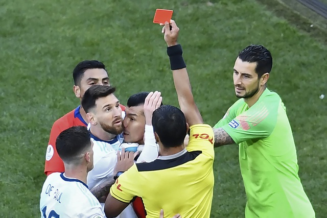 Messi lần đầu tiên nhận thẻ đỏ tại Barcelona - Ảnh 2.