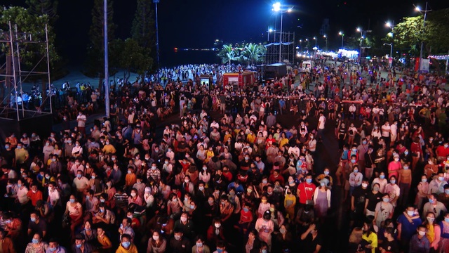 Hàng ngàn du khách đổ về tham dự Chương trình Dấu ấn tỉnh Bà Rịa - Vũng Tàu 2020 - Ảnh 1.