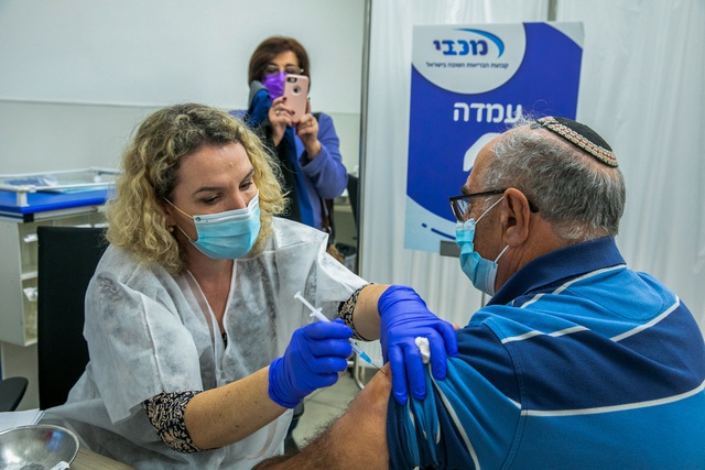Israel: Tiêm vaccine giúp giảm một nửa số ca mắc COVID-19 ở độ tuổi trên 60 - Ảnh 1.