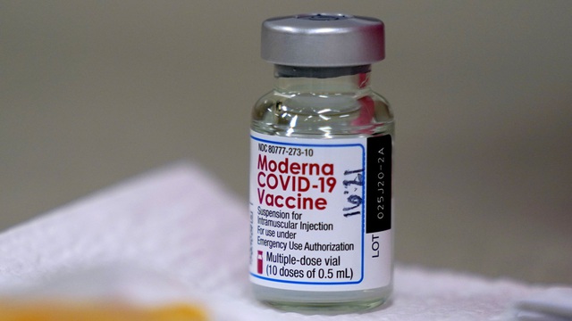Mỹ tìm ra người phá hoại làm hơn 500 liều vaccine COVID-19 phải vứt bỏ - Ảnh 1.