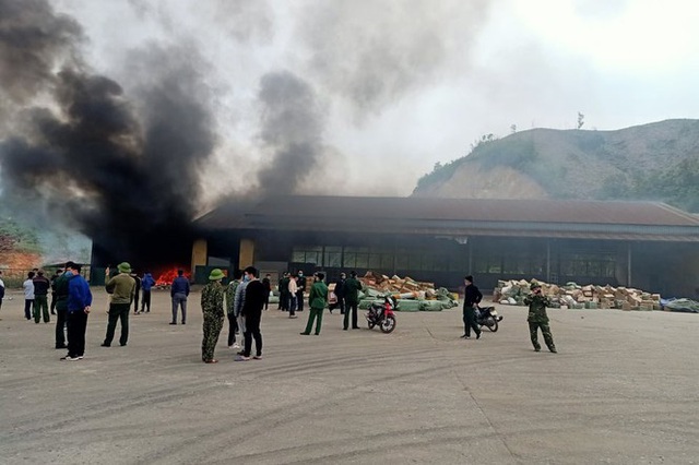 Cháy lớn thiêu rụi gần 10 tấn hàng trong kho chứa ở cửa khẩu Bắc Phong Sinh - Ảnh 1.