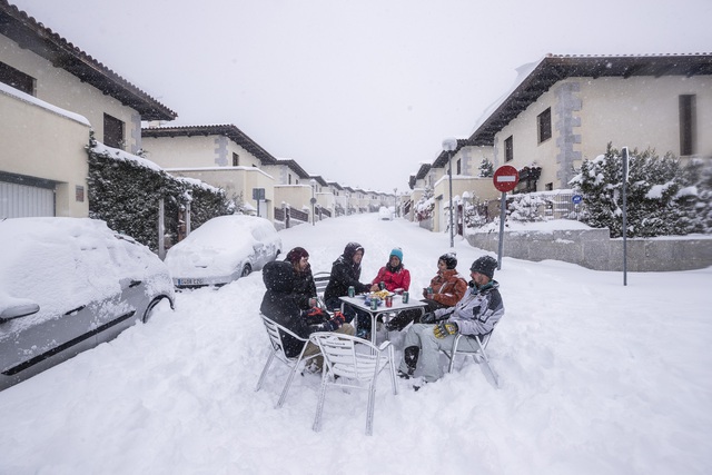 Tây Ban Nha ban bố tình trạng thảm họa tại thủ đô Madrid do bão tuyết - Ảnh 4.