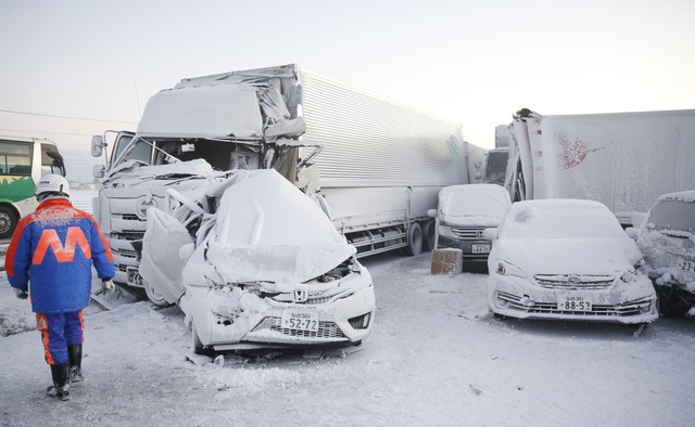 Hơn 130 xe đâm liên hoàn trong bão tuyết tại Nhật Bản, gần 20 thương vong - Ảnh 1.