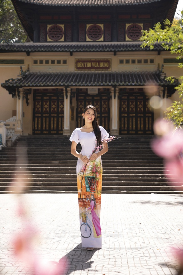Hoa hậu Tiểu Vy đẹp tinh khôi với áo dài Tết - Ảnh 10.