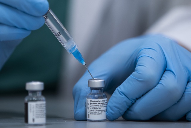 WHO mua 40 triệu liều vaccine COVID-19 của Pfizer - BioNTech - Ảnh 1.