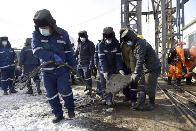 Cứu hộ thành công 11 công nhân đầu tiên trong vụ sập mỏ vàng ở Trung Quốc cách đây 2 tuần - Ảnh 7.