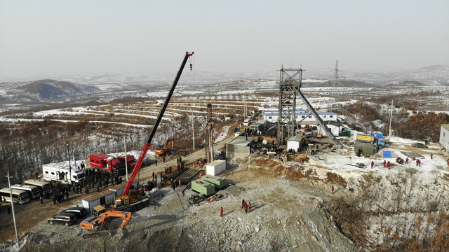 Cứu hộ thành công 11 công nhân đầu tiên trong vụ sập mỏ vàng ở Trung Quốc cách đây 2 tuần - Ảnh 4.