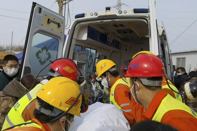Cứu hộ thành công 11 công nhân đầu tiên trong vụ sập mỏ vàng ở Trung Quốc cách đây 2 tuần - Ảnh 3.