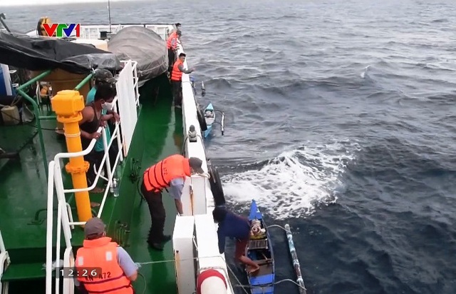 Cứu 4 ngư dân Philippines gặp nạn trên biển - Ảnh 1.