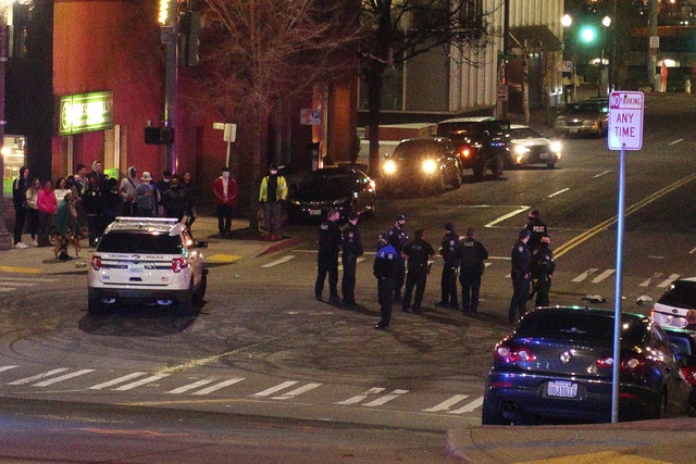 Mỹ: Cảnh sát lao xe vào đám đông cản đường - Ảnh 1.