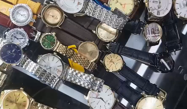 Ngang nhiên bày bán đồng hồ đeo tay giả mạo thương hiệu nổi tiếng - Ảnh 3.