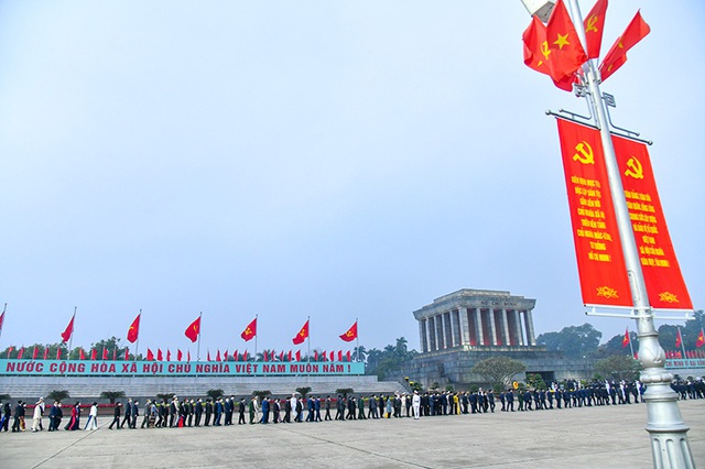 
Delegates attending the 13th National Party Congress pay tribute to President Ho Chi Minh at his mausoleum. (Photo: NDO/Duy Linh)
