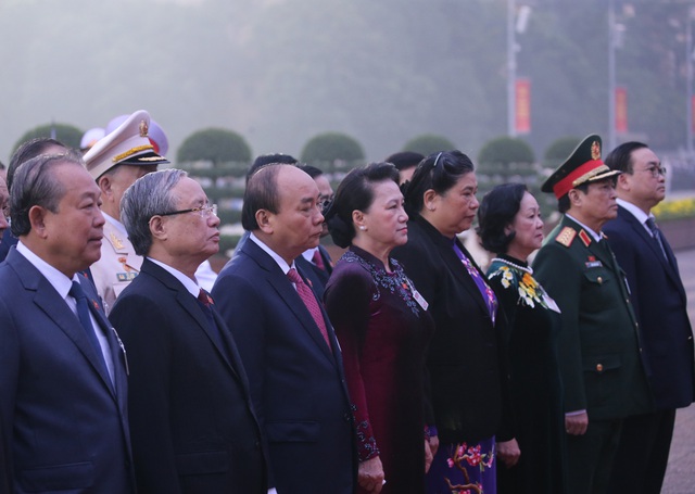  Đại biểu dự Đại hội XIII của Đảng vào Lăng viếng Chủ tịch Hồ Chí Minh - Ảnh 3.
