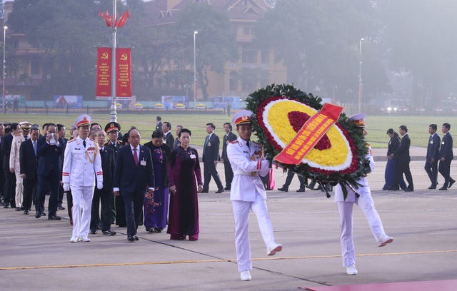  Đại biểu dự Đại hội XIII của Đảng vào Lăng viếng Chủ tịch Hồ Chí Minh - Ảnh 1.