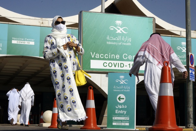 Tiếp cận vaccine COVID-19 phơi bày góc khuất chênh lệch giàu nghèo tại Trung Đông - Ảnh 1.