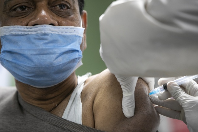 Các nước nghèo tụt hậu từ 6 - 8 tháng trong việc tiếp cận vaccine COVID-19 - Ảnh 1.
