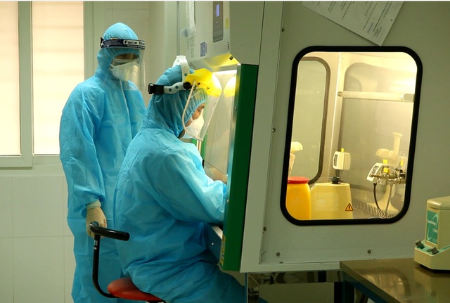 22 nhân viên y tế Bệnh viện Việt Nam - Thụy Điển Uông Bí hỗ trợ Đông Triều truy vết, lấy mẫu - Ảnh 1.