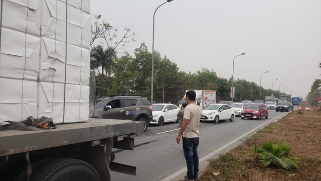 Hà Nội: Container va chạm đầu xe tải, đường trục đi Mê Linh ùn tắc hàng km - Ảnh 2.