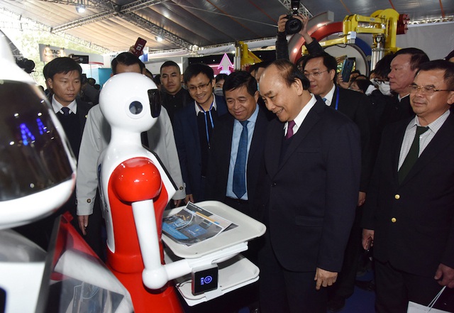 
PM Nguyen Xuan Phuc visits a booth at the exhibition
