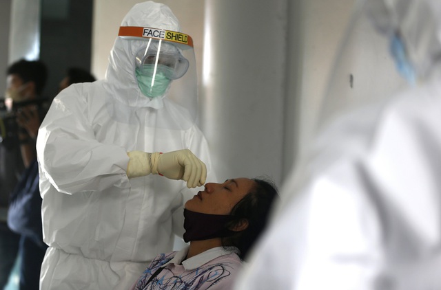 Indonesia bắt đầu phân phối vaccine ngừa COVID-19 trên toàn quốc - Ảnh 1.
